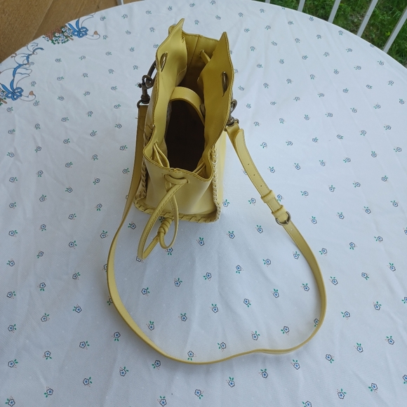 Universal Thread yellow Crossbody bucket style Purse - Picture 5 of 6